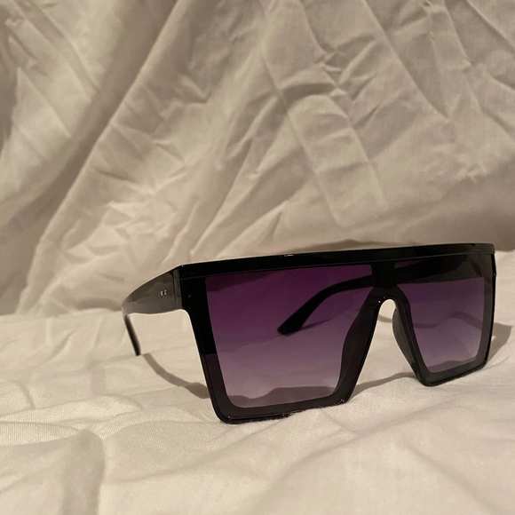 Sunglesses - Picture 15 of 16